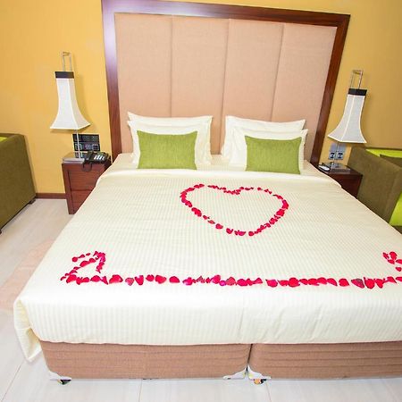 Amora Lagoon Hotel Katunayaka Ngoại thất bức ảnh