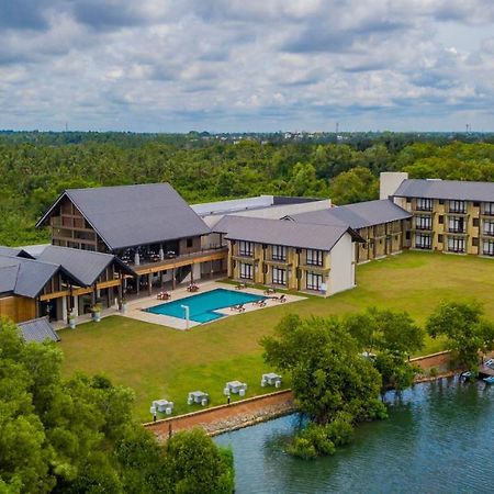 Amora Lagoon Hotel Katunayaka Ngoại thất bức ảnh