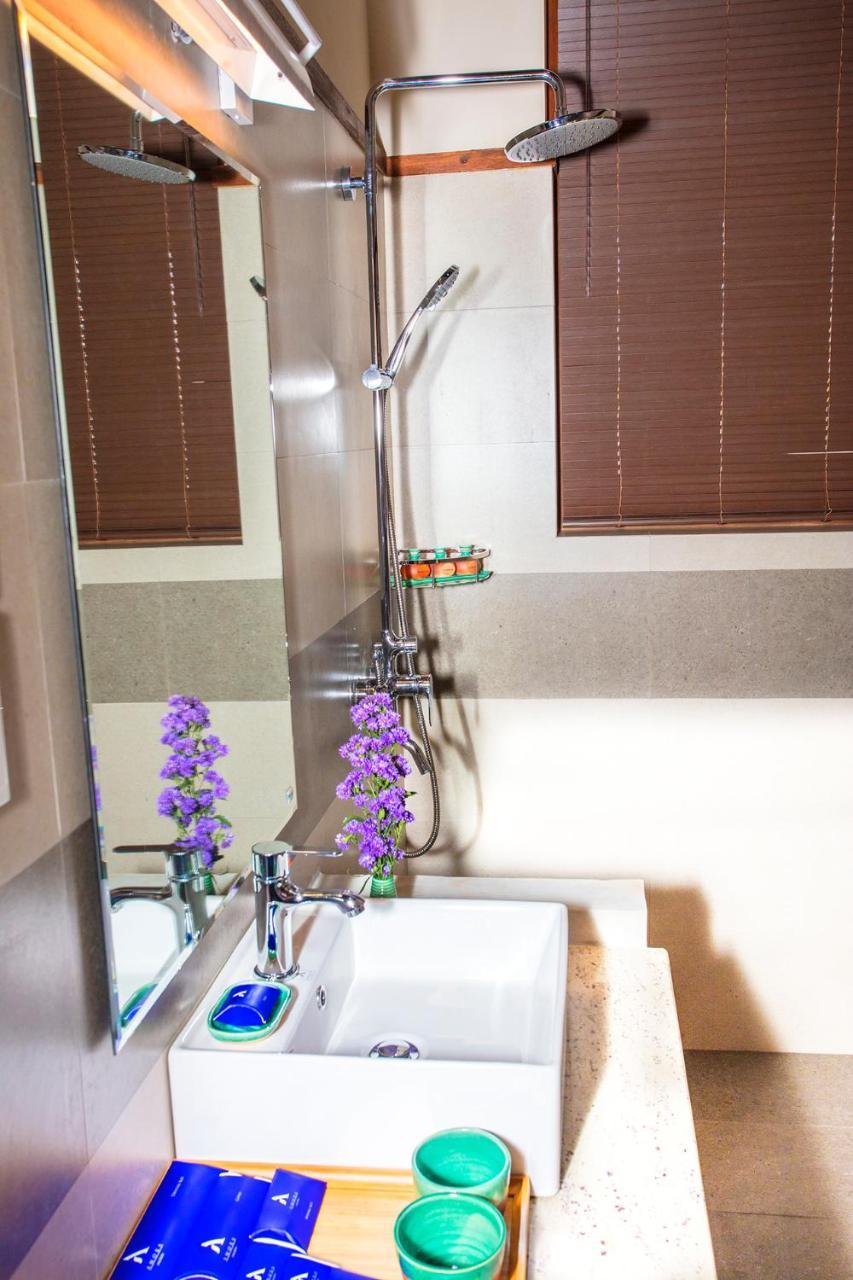 Amora Lagoon Hotel Katunayaka Ngoại thất bức ảnh