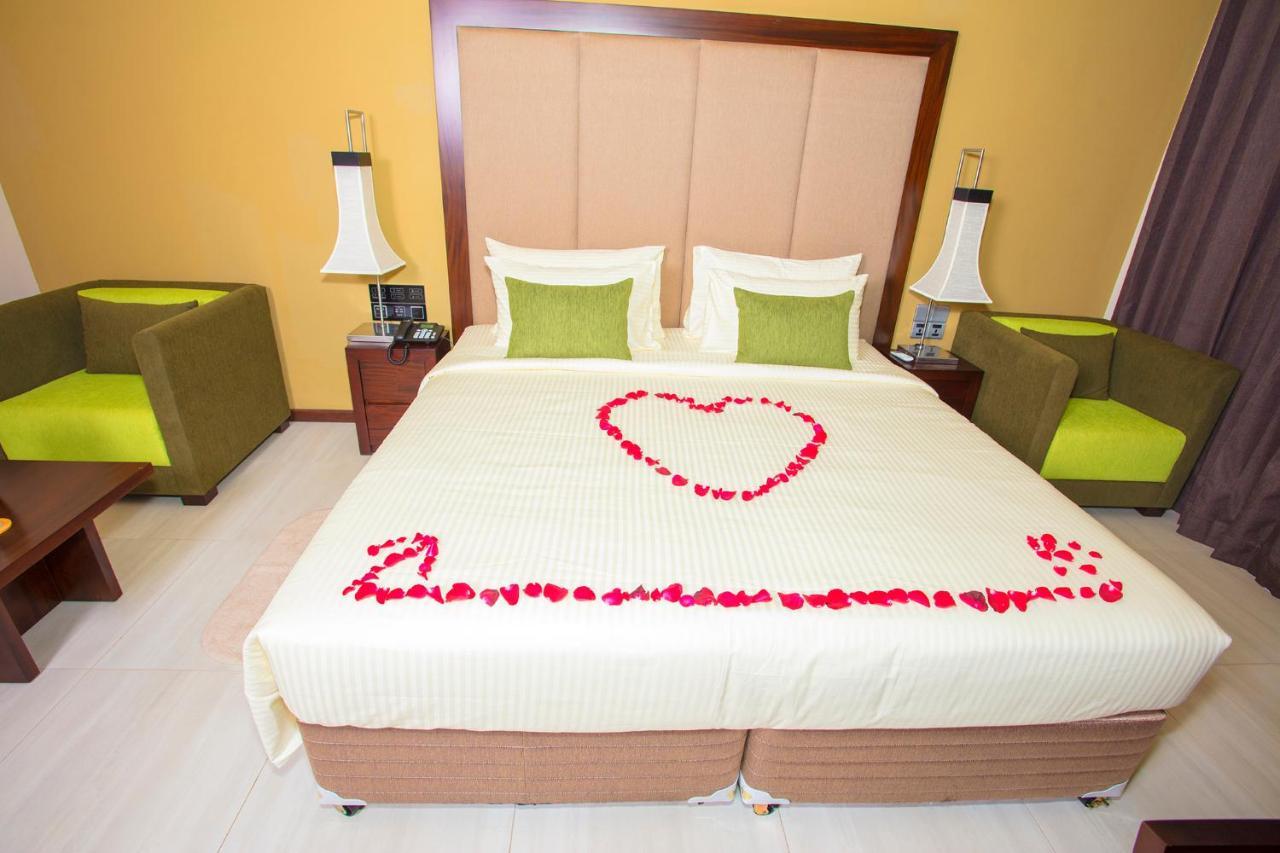 Amora Lagoon Hotel Katunayaka Ngoại thất bức ảnh