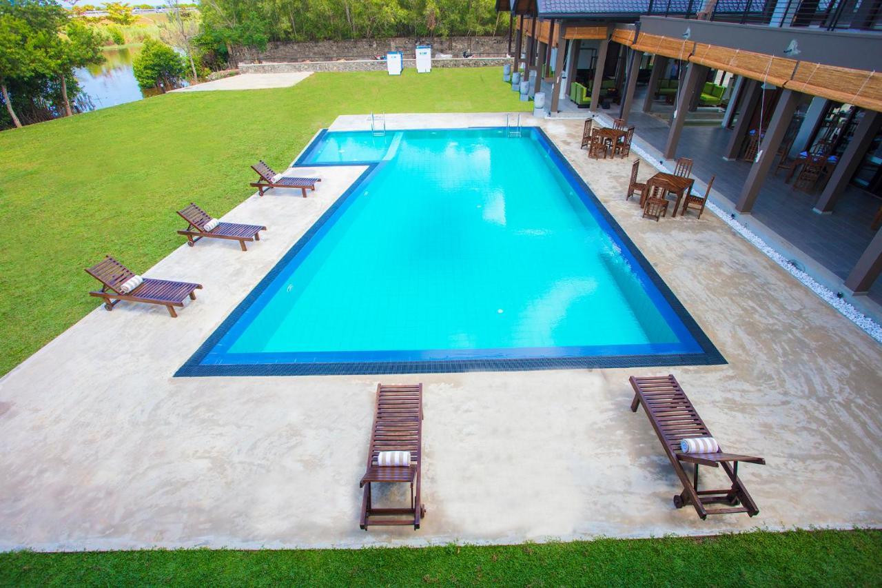 Amora Lagoon Hotel Katunayaka Ngoại thất bức ảnh