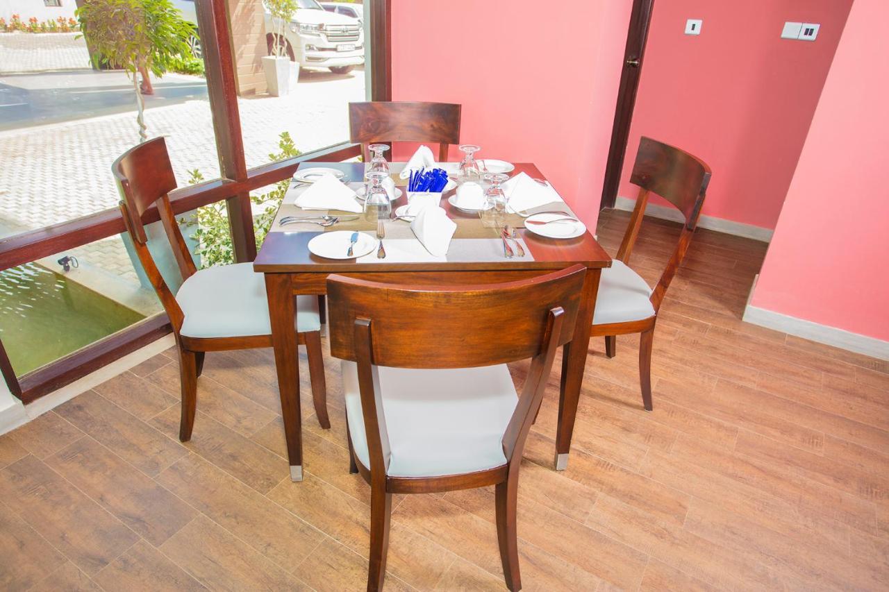 Amora Lagoon Hotel Katunayaka Ngoại thất bức ảnh