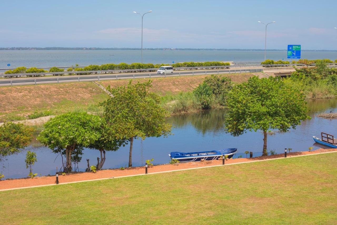 Amora Lagoon Hotel Katunayaka Ngoại thất bức ảnh