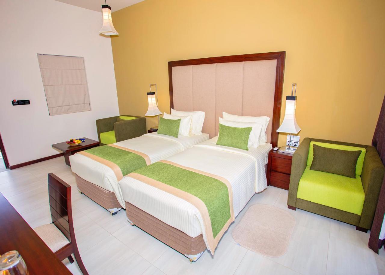 Amora Lagoon Hotel Katunayaka Ngoại thất bức ảnh