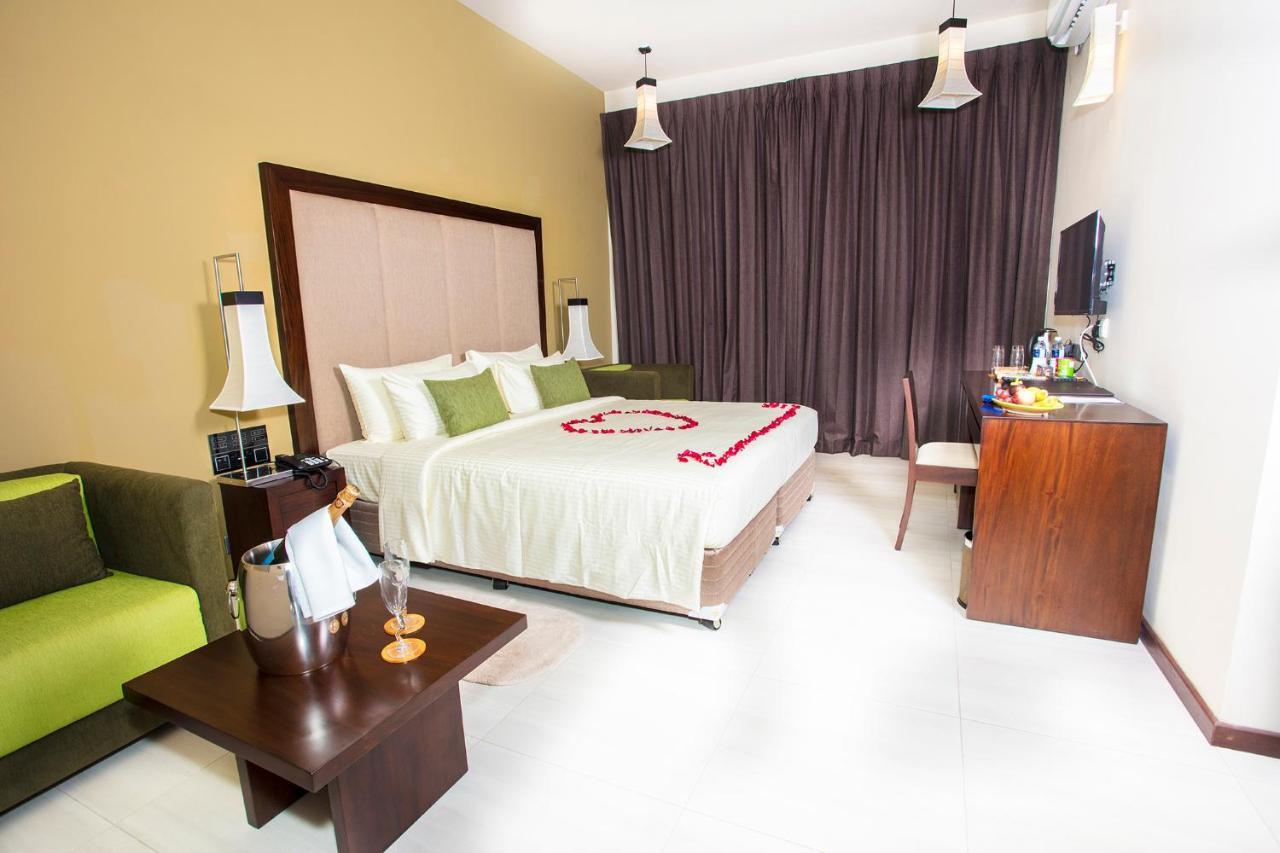 Amora Lagoon Hotel Katunayaka Ngoại thất bức ảnh