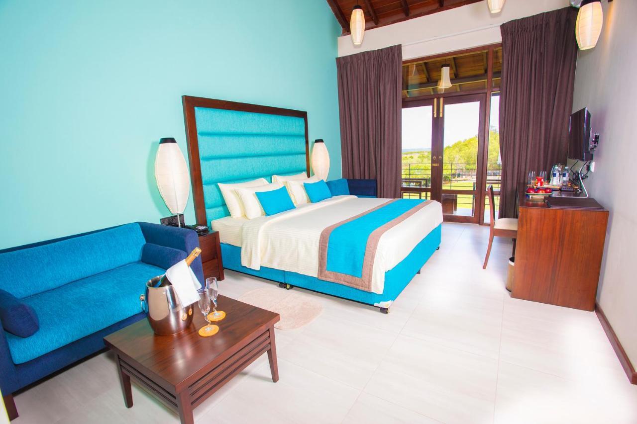 Amora Lagoon Hotel Katunayaka Ngoại thất bức ảnh