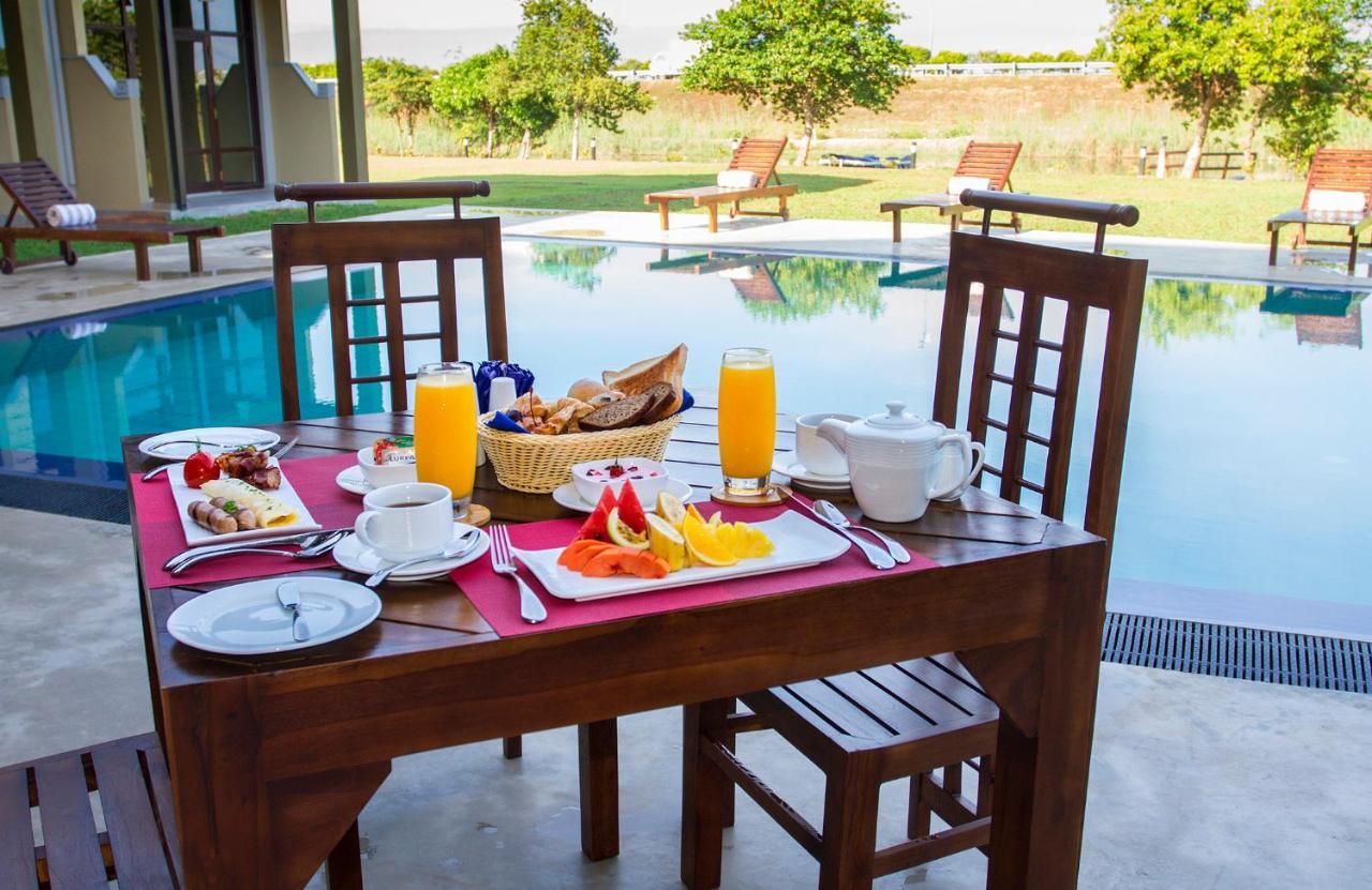 Amora Lagoon Hotel Katunayaka Ngoại thất bức ảnh