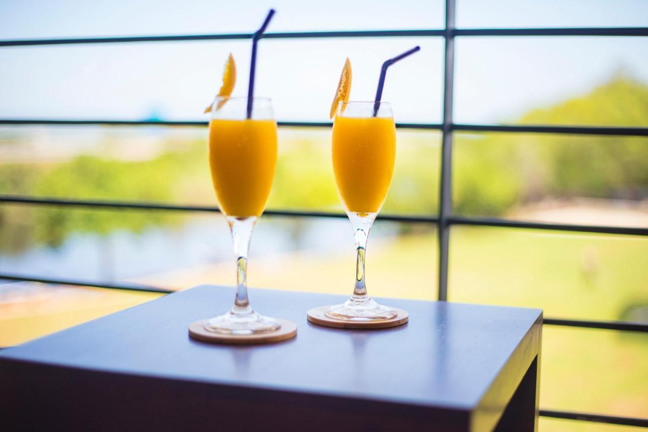 Amora Lagoon Hotel Katunayaka Ngoại thất bức ảnh