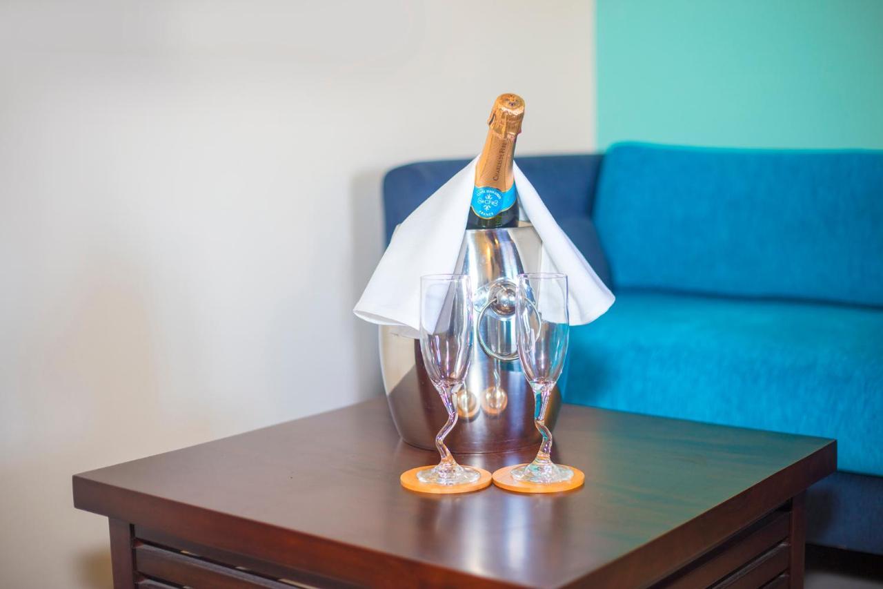 Amora Lagoon Hotel Katunayaka Ngoại thất bức ảnh