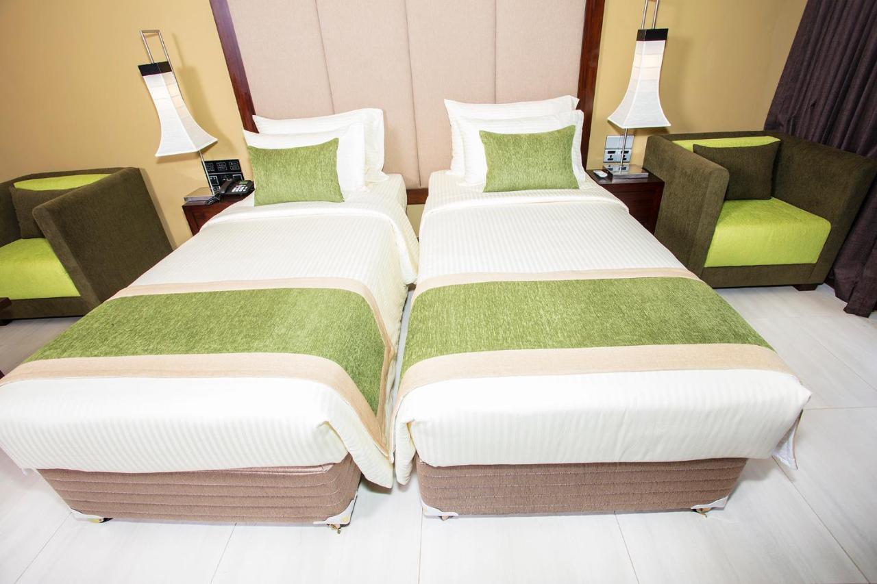 Amora Lagoon Hotel Katunayaka Ngoại thất bức ảnh