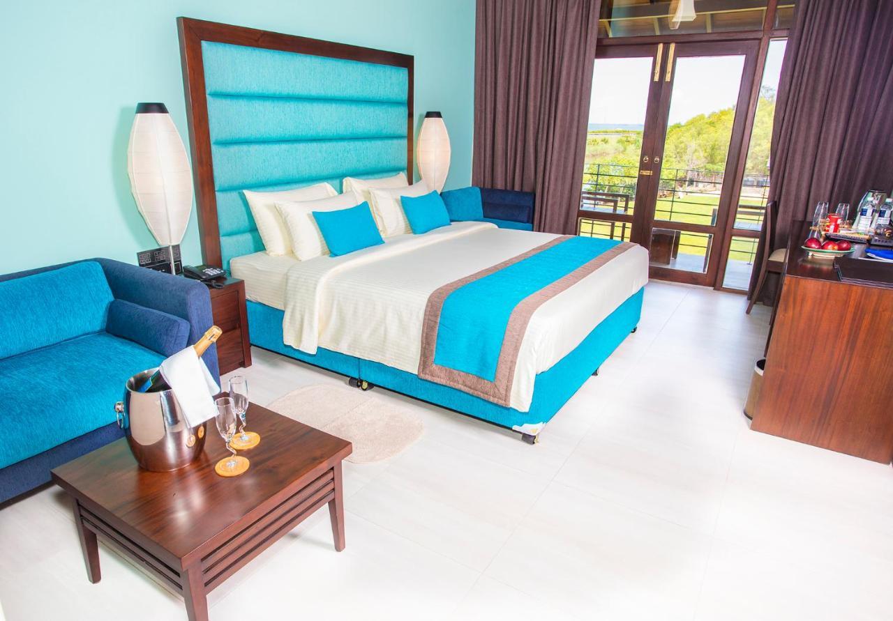 Amora Lagoon Hotel Katunayaka Ngoại thất bức ảnh