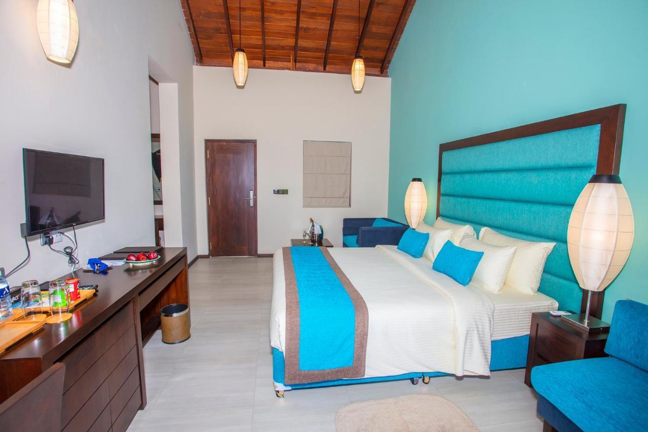 Amora Lagoon Hotel Katunayaka Ngoại thất bức ảnh