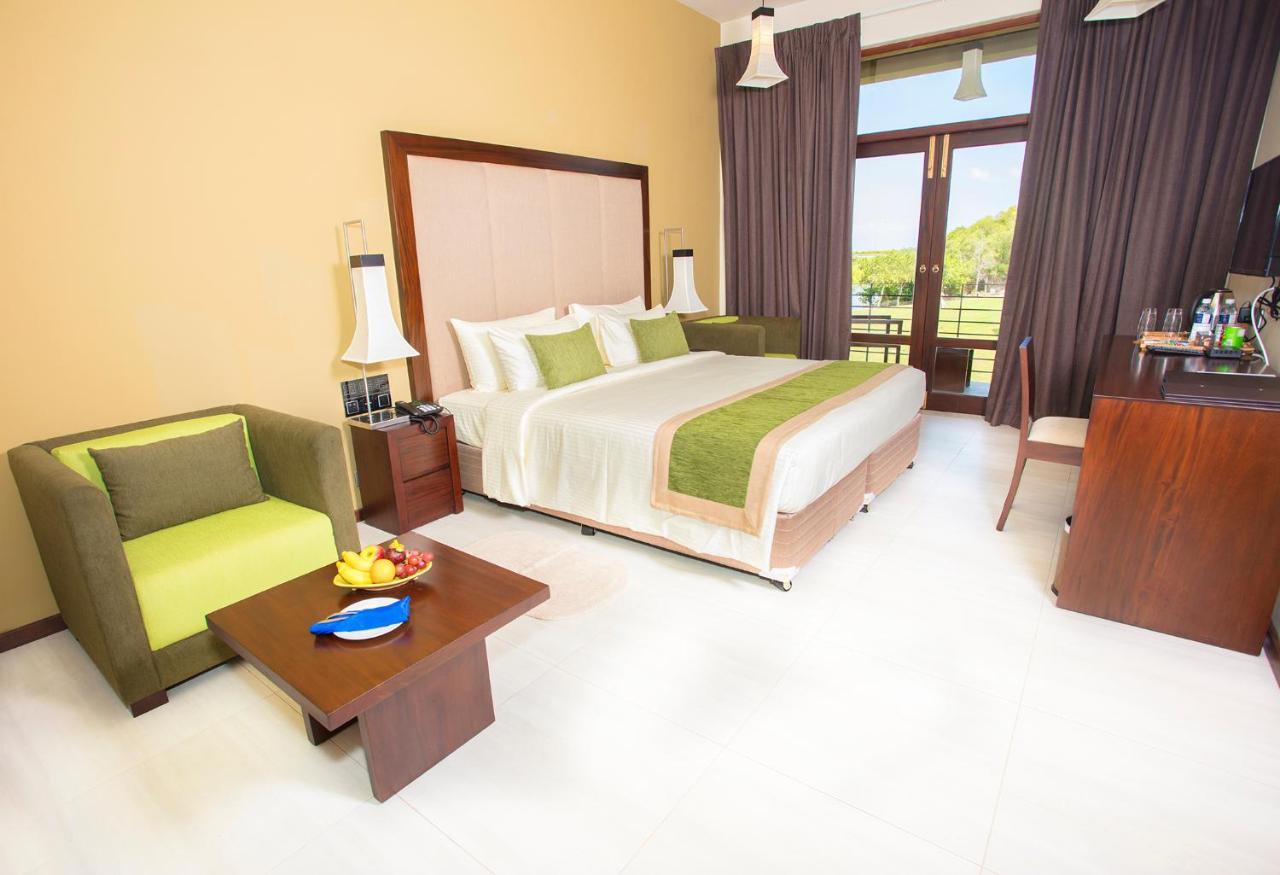 Amora Lagoon Hotel Katunayaka Ngoại thất bức ảnh