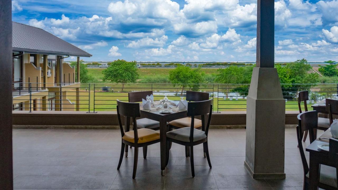 Amora Lagoon Hotel Katunayaka Ngoại thất bức ảnh