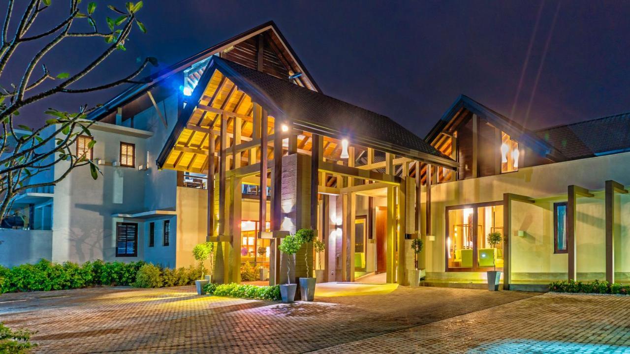 Amora Lagoon Hotel Katunayaka Ngoại thất bức ảnh