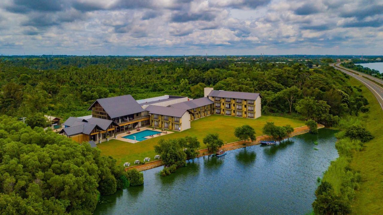 Amora Lagoon Hotel Katunayaka Ngoại thất bức ảnh