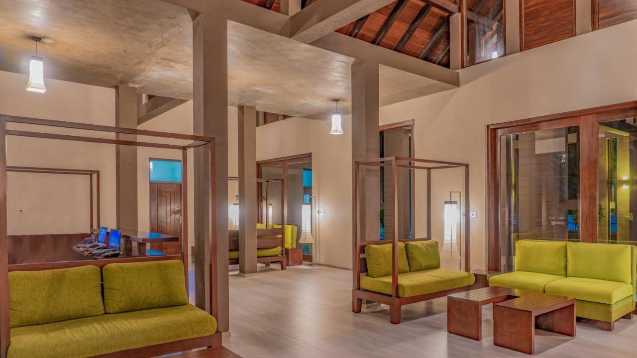 Amora Lagoon Hotel Katunayaka Ngoại thất bức ảnh