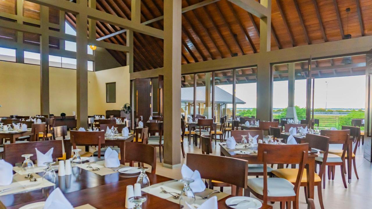 Amora Lagoon Hotel Katunayaka Ngoại thất bức ảnh