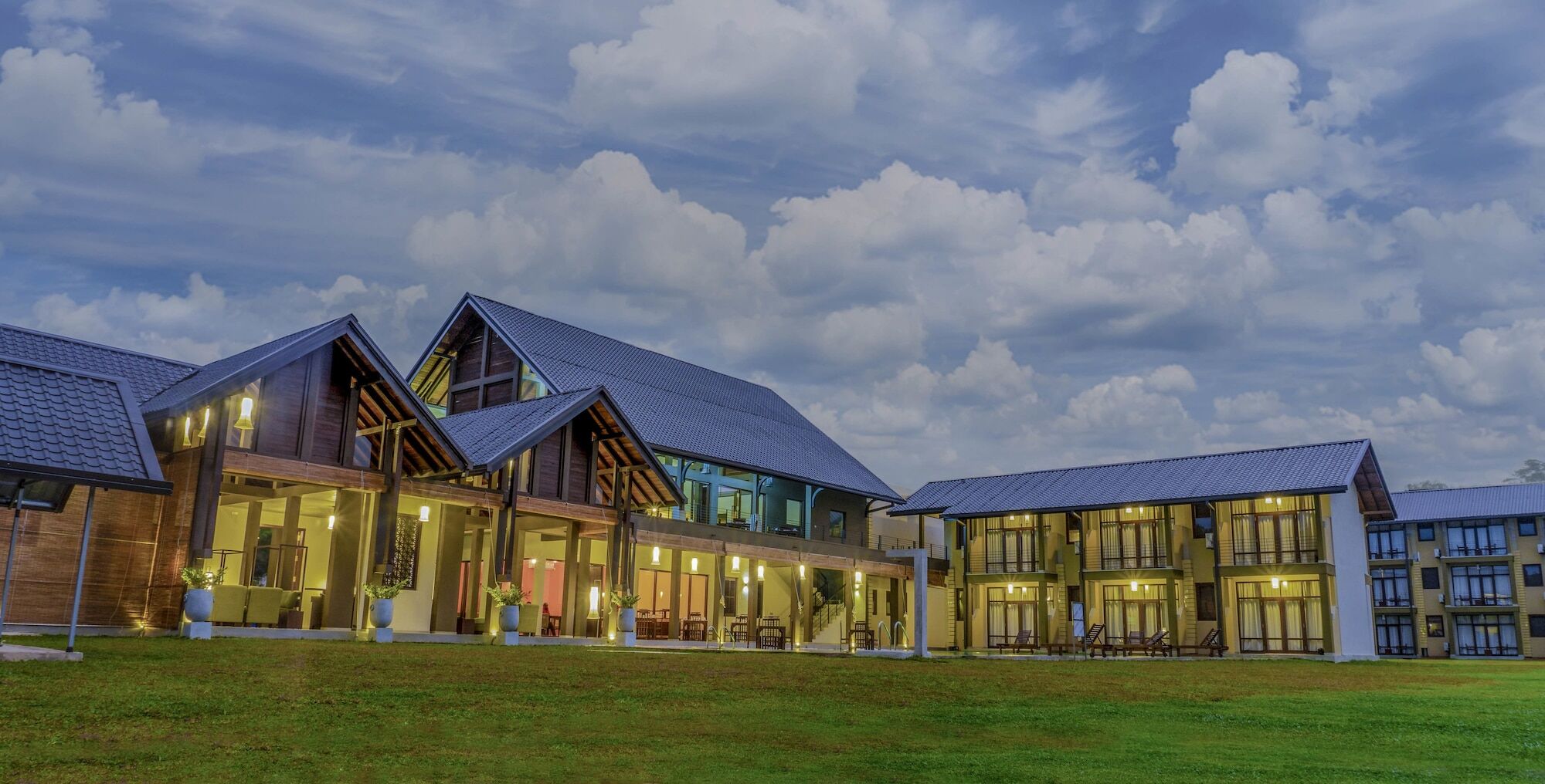 Amora Lagoon Hotel Katunayaka Ngoại thất bức ảnh