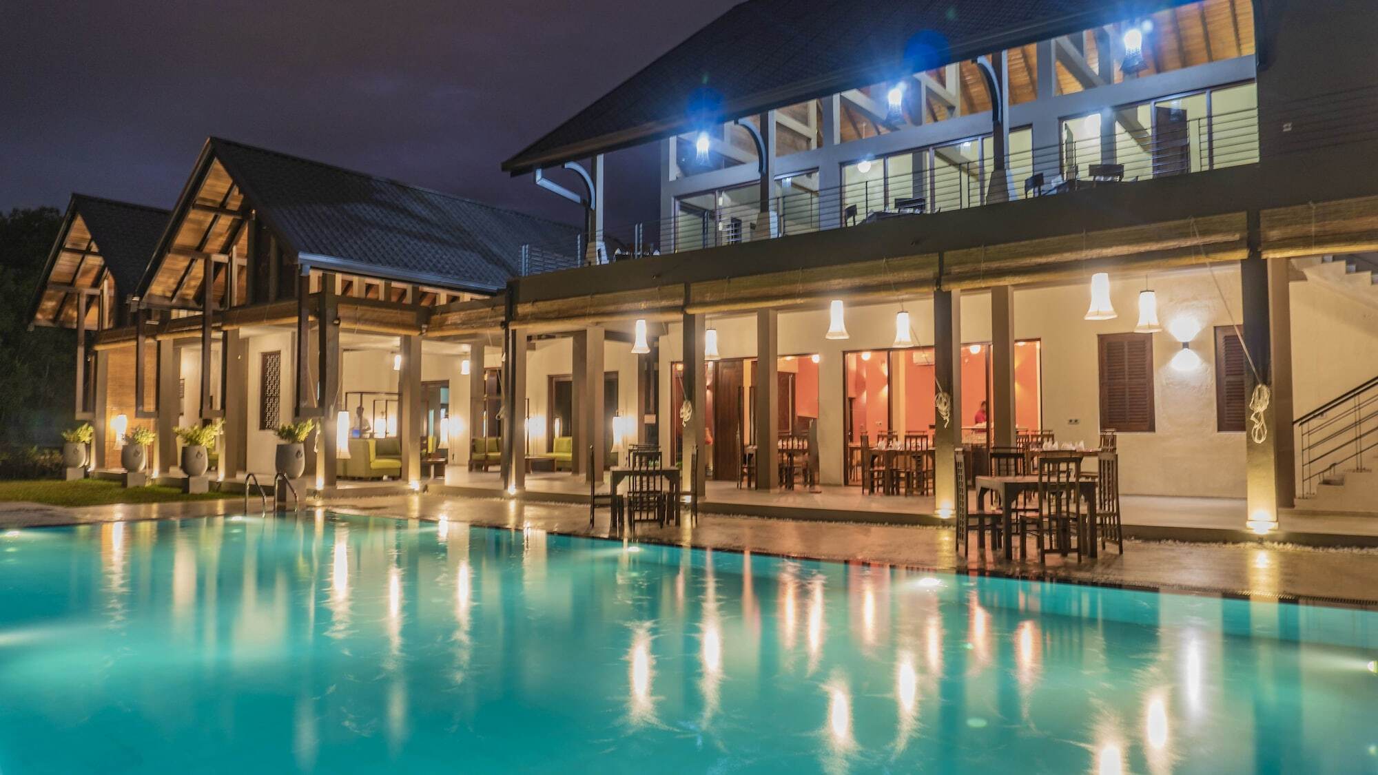 Amora Lagoon Hotel Katunayaka Ngoại thất bức ảnh