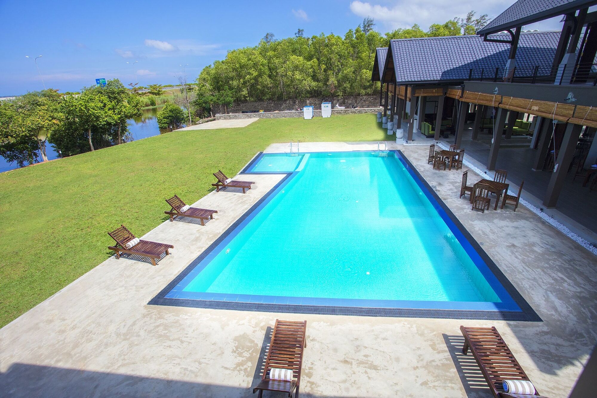 Amora Lagoon Hotel Katunayaka Ngoại thất bức ảnh