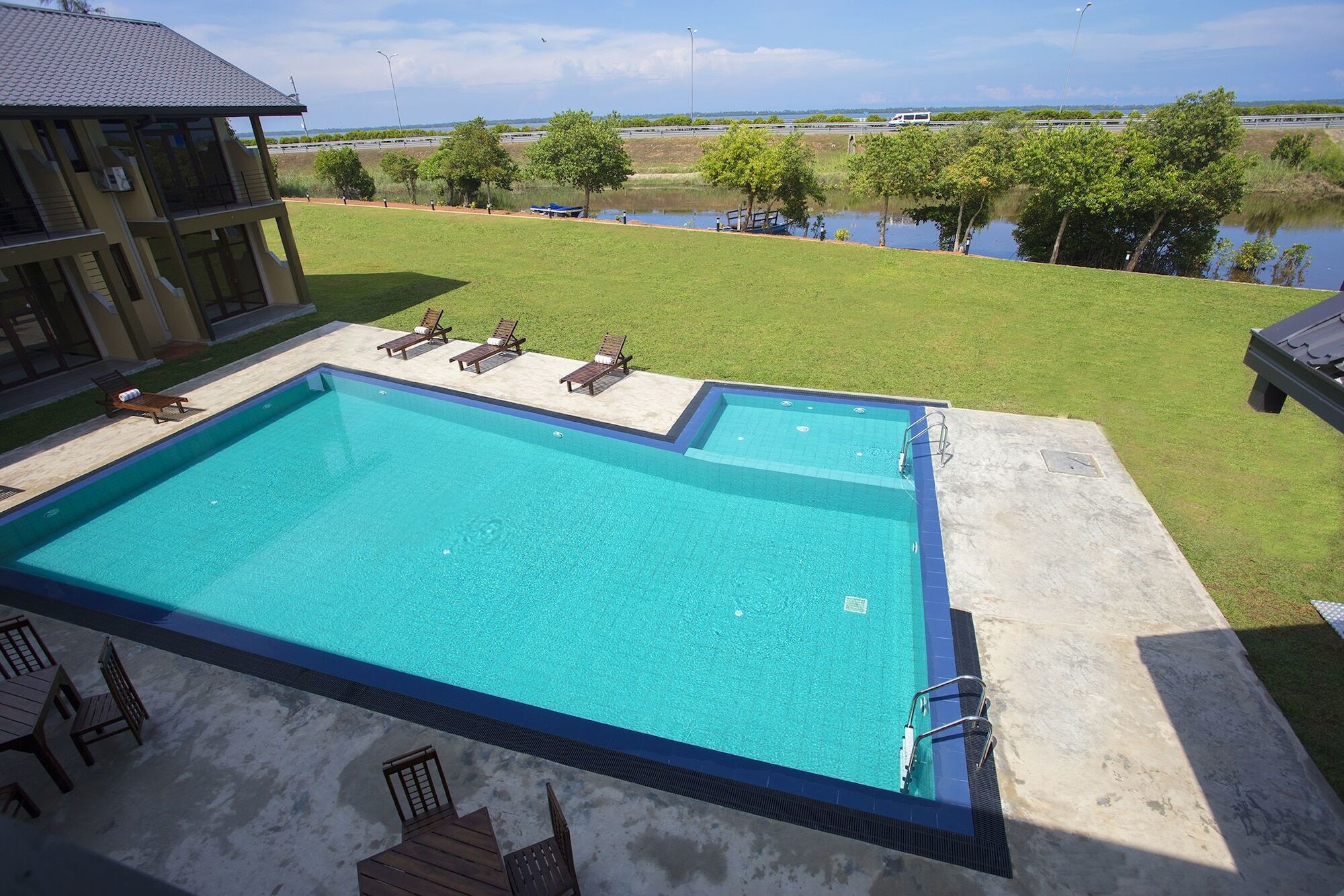 Amora Lagoon Hotel Katunayaka Ngoại thất bức ảnh